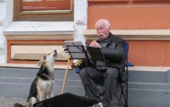 cau-chuyen-ve-ong-gia-choi-saxophone-tren-pho-va-chu-cho-tra-on-bang-giong-hat (1)